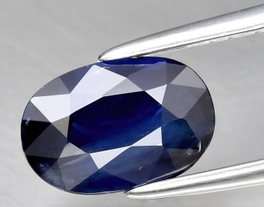 Arka planda doğal mavi safir taşı