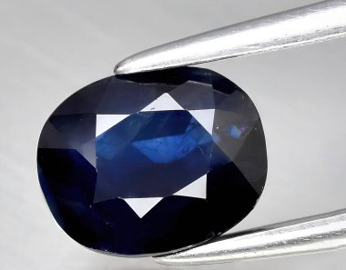 Arka planda doğal mavi safir taşı
