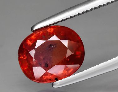 Arka planda doğal turuncu Padparadscha safir mücevheri
