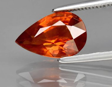 Arka planda doğal turuncu Padparadscha safir mücevheri