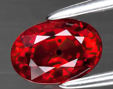 Arka planda doğal kırmızı safir mücevheri