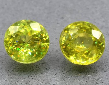 Arka planda doğal sarı sfenen taşı var.