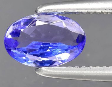 Arka planda doğal mavi tanzanit mücevheri