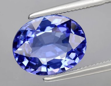 Arka planda doğal mavi tanzanit mücevheri