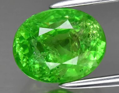 Arka planda doğal yeşil tsavorit taşından mücevher