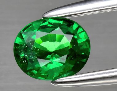 Arka planda doğal yeşil tsavorit taşından mücevher