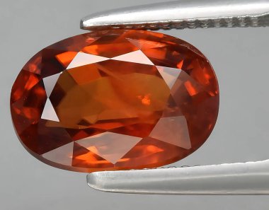 Arka planda doğal kahverengi şampanya zirkon mücevheri