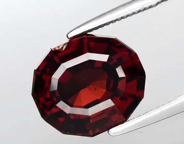 Arka planda doğal turuncu yakut mücevher