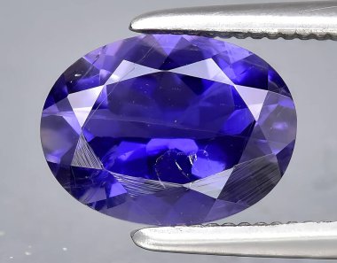 Arka planda doğal mavi iyolit mücevher