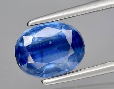 Arka planda doğal mavi kyanit mücevheri