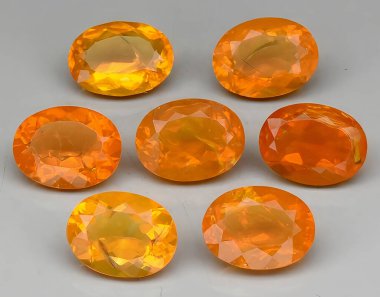 Arka planda doğal sarı opal mücevher