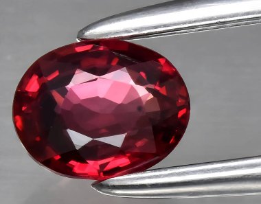 Arka planda doğal kırmızı yakut mücevheri