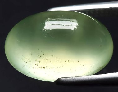 Arka planda doğal yeşil kavrayıcı mücevher