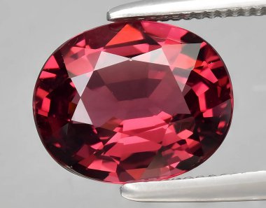 Arka planda doğal kırmızı rodolit yakut mücevheri