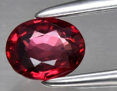 Arka planda doğal kırmızı yakut mücevheri