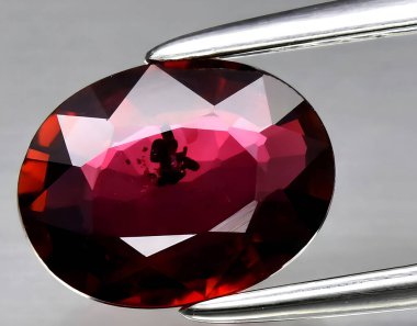 Arka planda doğal kırmızı yakut mücevheri