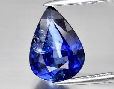 Arka planda doğal mavi safir taşı