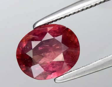 Arka planda doğal pembe Padparadscha safir mücevheri
