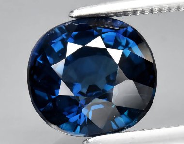 Arka planda doğal yeşil safir taşı