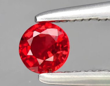 Arka planda doğal turuncu Padparadscha safir mücevheri