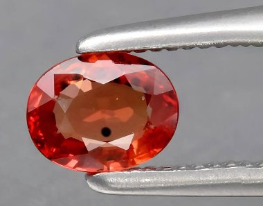 Arka planda doğal turuncu Padparadscha safir mücevheri