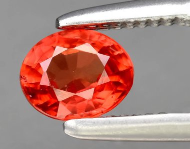 Arka planda doğal turuncu Padparadscha safir mücevheri