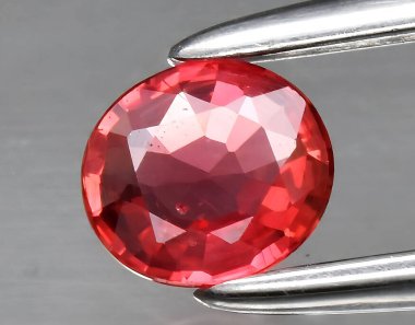 Arka planda doğal turuncu Padparadscha safir mücevheri