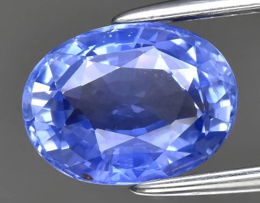 Arka planda doğal açık mavi safir mücevher