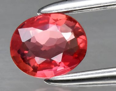 Arka planda doğal turuncu Padparadscha safir mücevheri