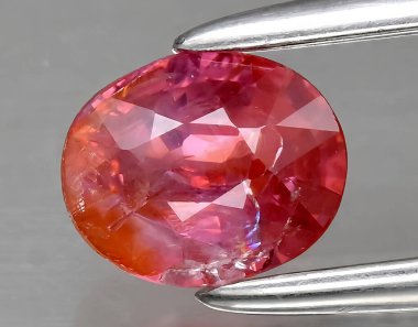 Arka planda doğal turuncu Padparadscha safir mücevheri