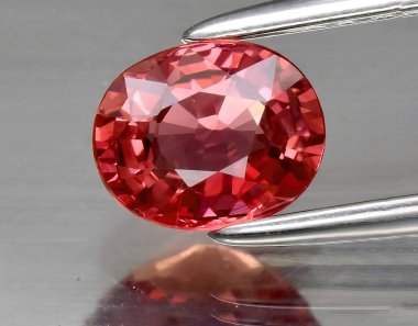 Arka planda doğal turuncu Padparadscha safir mücevheri