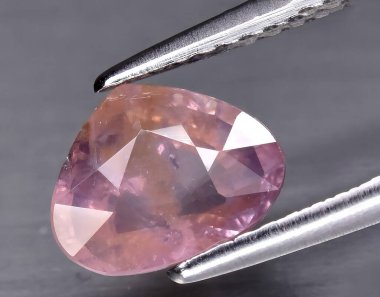 Arka planda doğal mor safir mücevheri