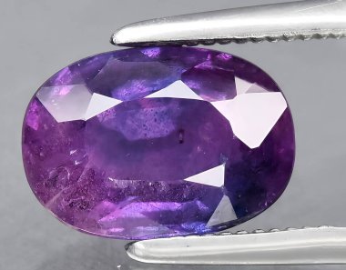 Arka planda doğal mor safir mücevheri