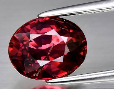 Arka planda doğal turuncu Padparadscha safir mücevheri