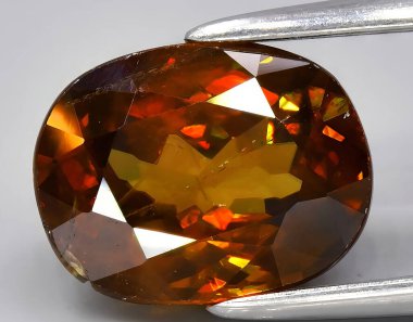 Arka planda doğal kahverengi frengi titanit mücevheri