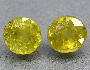 Arka planda doğal sarı sfenit titanit mücevheri