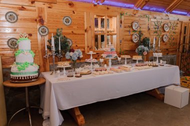 Düğün yemeğinde tatlı kekler. Yemek servisi, güzel bir açık büfe. Çikolata. Kremalı pasta.