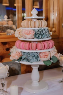 Düğün büfesinde tatlı kurabiyeli çikolata.