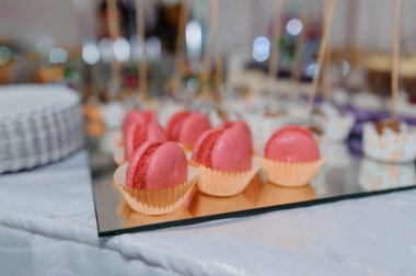 Düğün büfesinde tatlı kurabiyeli çikolata.