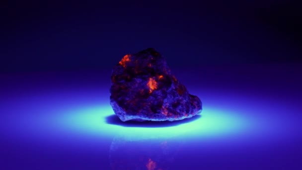 Jóia Ioopelite Natural Luz Ultravioleta Fundo — Vídeo de Stock