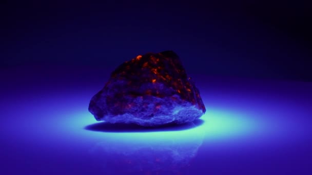 Натуральный Йоопелитовый Камень Ультрафиолетовом Свете Заднем Плане — стоковое видео
