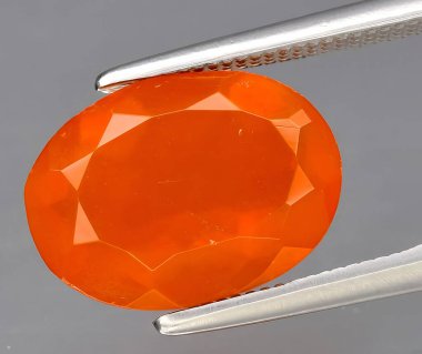 Arka planda doğal ateş turuncu opal mücevher