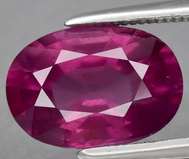 Arka planda doğal kırmızı rodolit yakut mücevheri