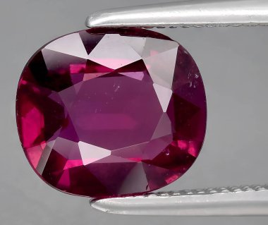 Arka planda doğal kırmızı rodolit yakut mücevheri