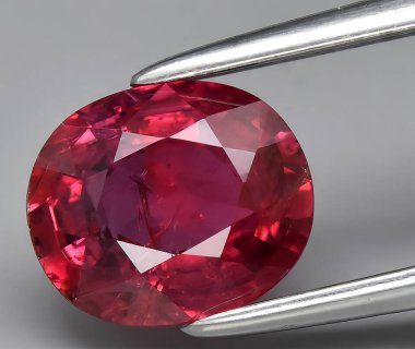 Arka planda doğal kırmızı yakut Corrundum mücevheri