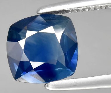 Arka planda doğal mavi safir Corrundum Mücevheri