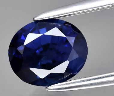 Arka planda doğal mavi safir Corrundum Mücevheri