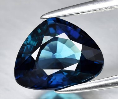 Arka planda doğal mavi safir Corrundum Mücevheri