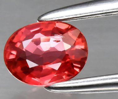 Arka planda doğal kırmızı safir Corrundum cevheri