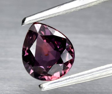 Arka planda doğal mor safir pürüzlü mücevher